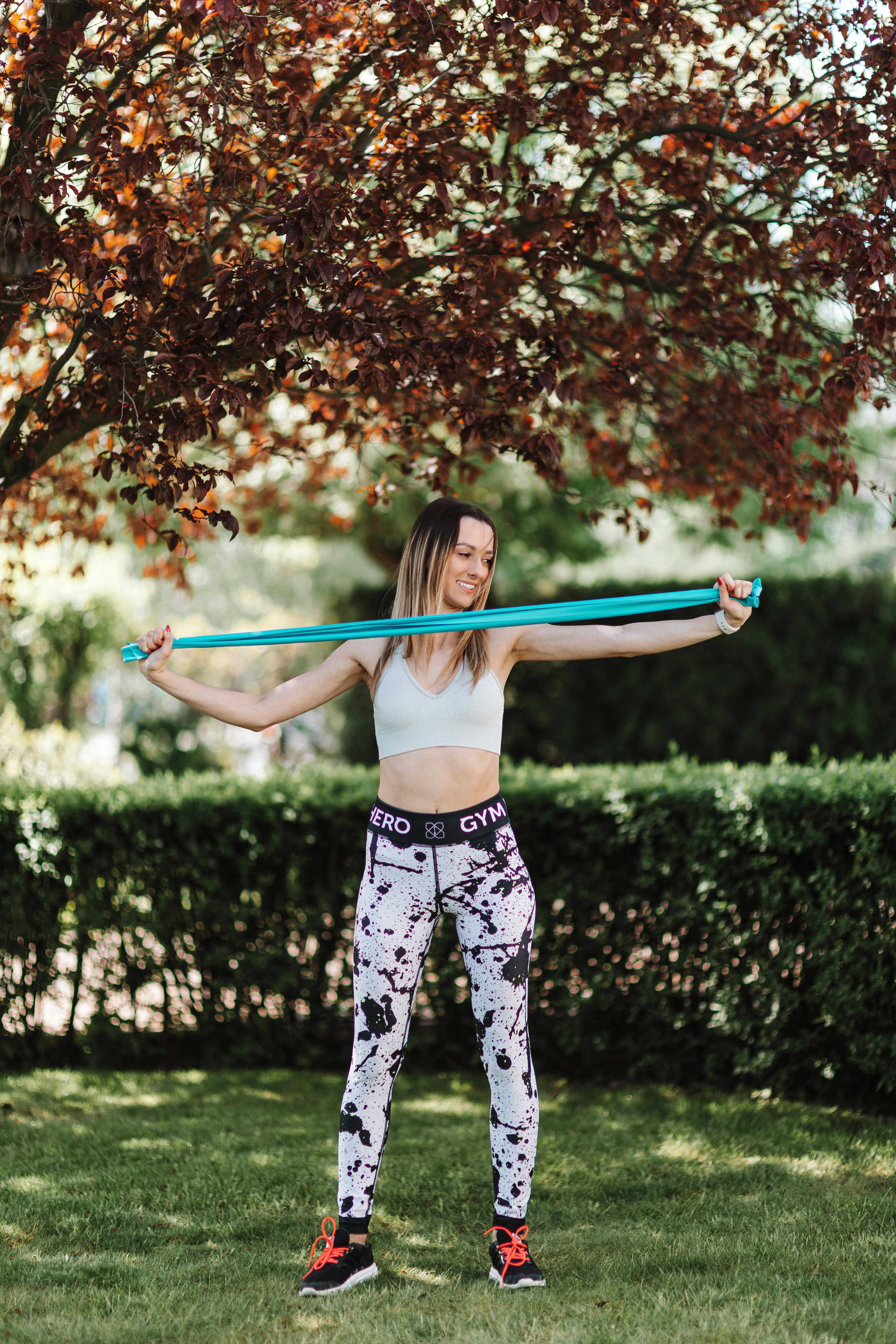 Personal trainer deadlift form